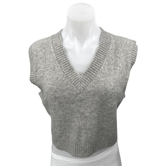 Zara Women's Gray V Neck Sleeveless Knit Tank Cropped Sweater Vest Top Size M - Picture 1 of 3